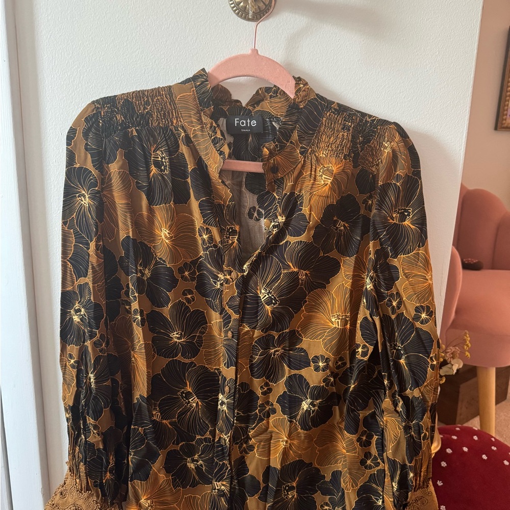 Floral Crochet Cuff Blouse in Black and Gold Size Small